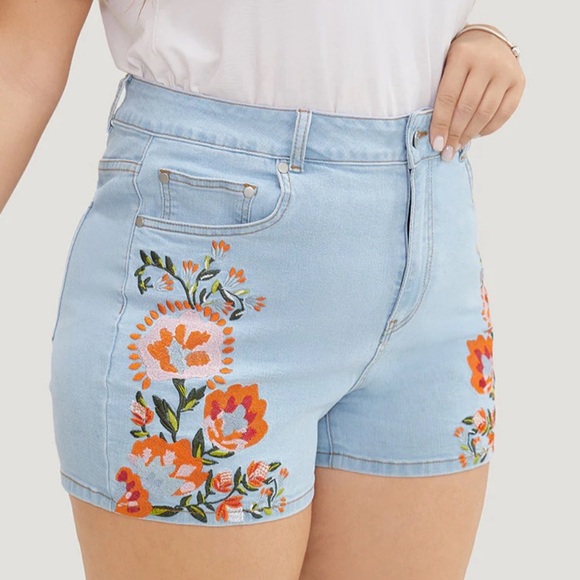 BloomChic Plus Size 2XL High Rise Light Wash Floral Embroidered Denim Shorts - Picture 3 of 7